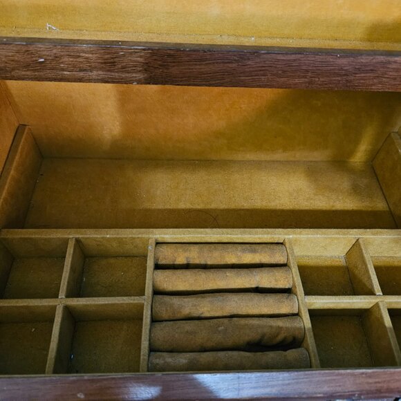 Vintage Jewelry Box - Picture 5 of 10